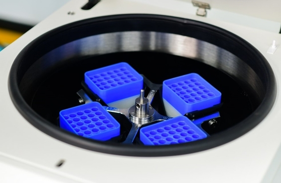 Centrifuga do automatycznego odcięcia głowy z dokładnością prędkości ±10 r/min i maksymalną prędkością 6000 r/min